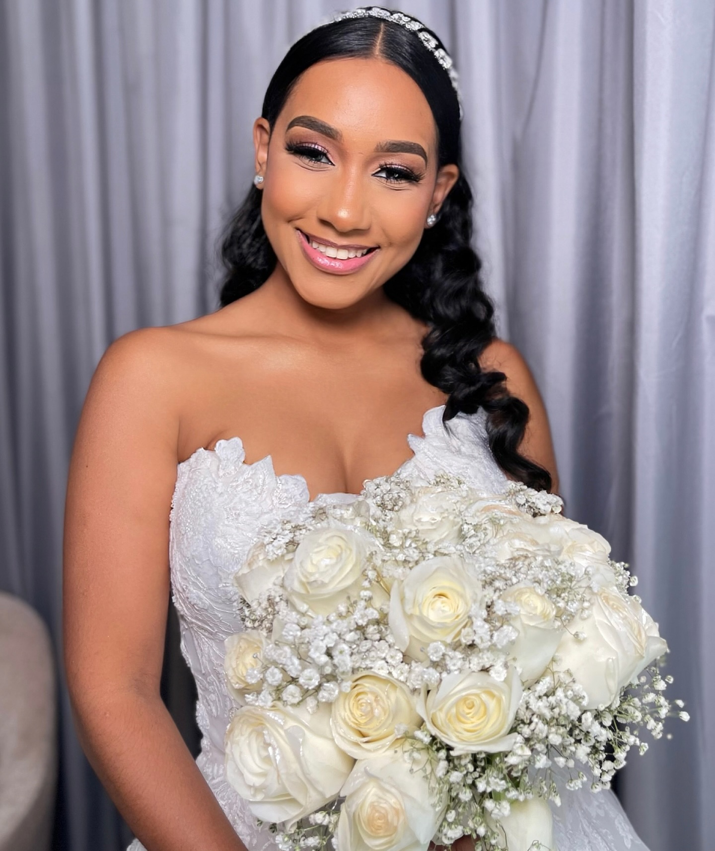 Noiva sorridente com maquilhagem luminosa e tiara