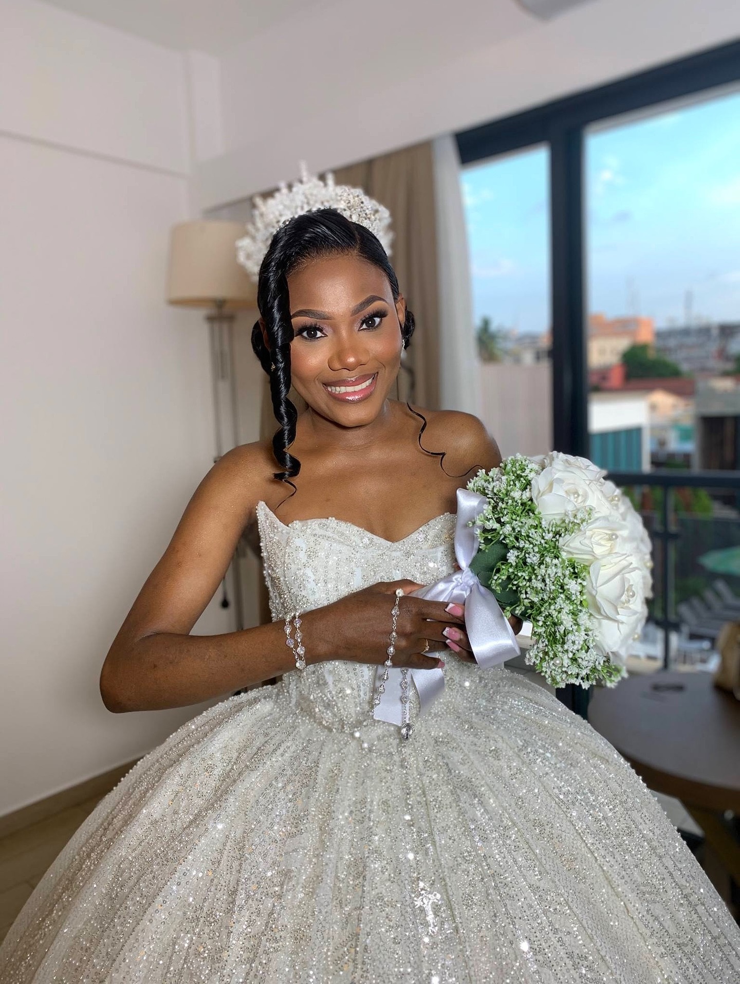 Noiva com vestido brilhante e coroa de pérolas