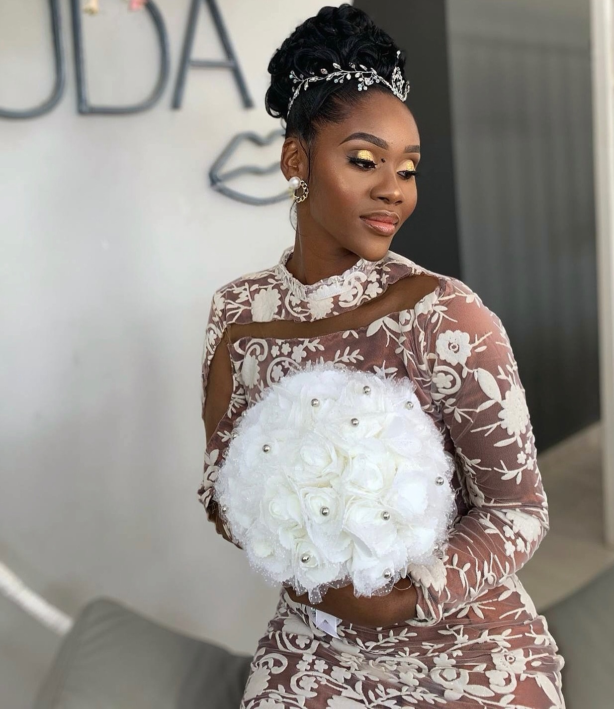 Noiva com penteado alto e tiara no studio DuDa